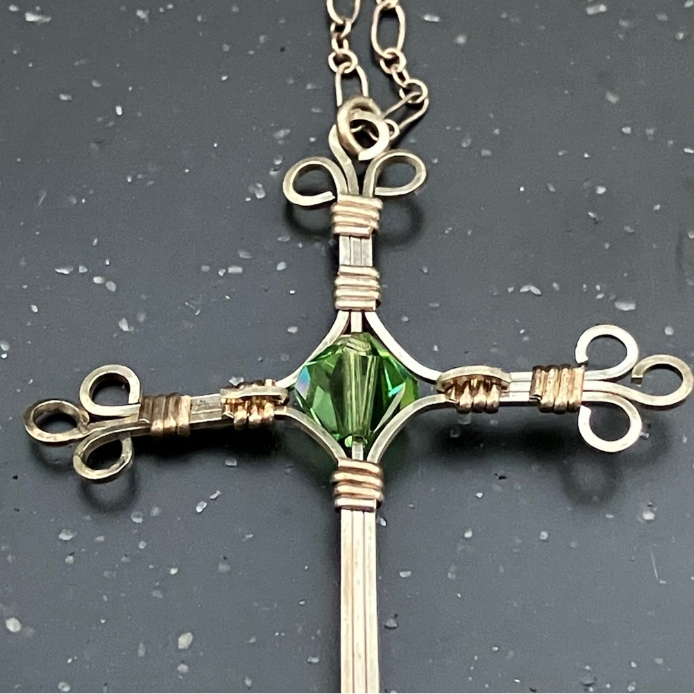 Delicate Filigree Stamped 925 Sterling Peridot Cross Necklace. EUC. - Picture 3 of 9